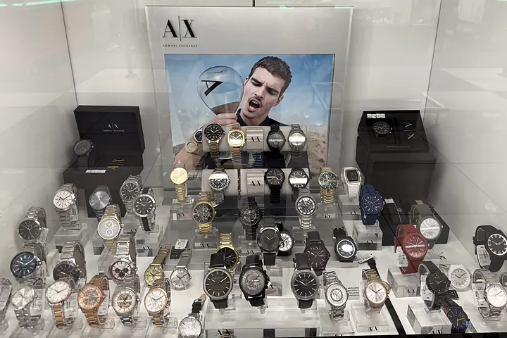 Витрината с часовници Armani Exchange