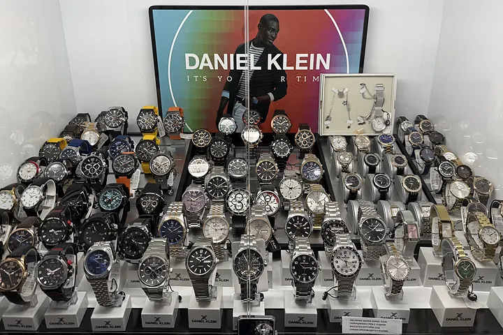 Витрината с часовници Daniel Klein