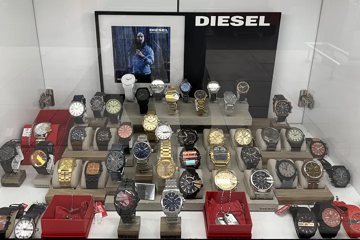 Витрината с часовници Diesel