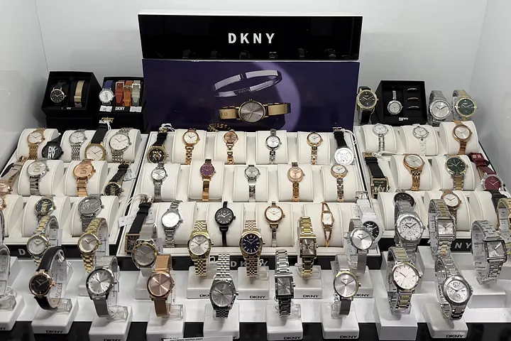 Витрината с часовници DKNY