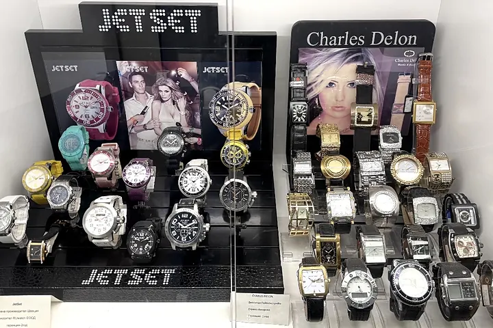 Витрината с часовници Jet Set и Charles Delon