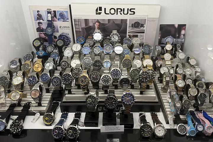 Витрината с часовници Lorus