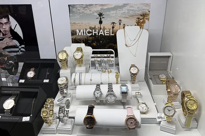 Витрината с часовници Michael Kors