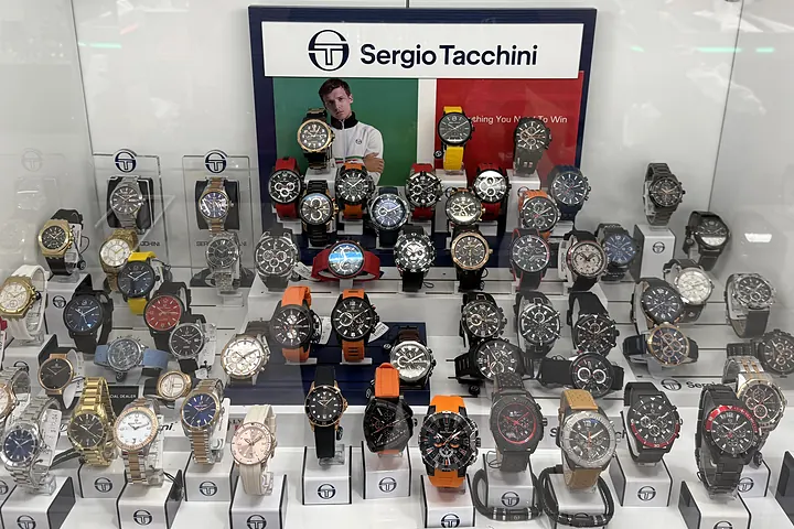 Витрината с часовници Sergio Tacchini