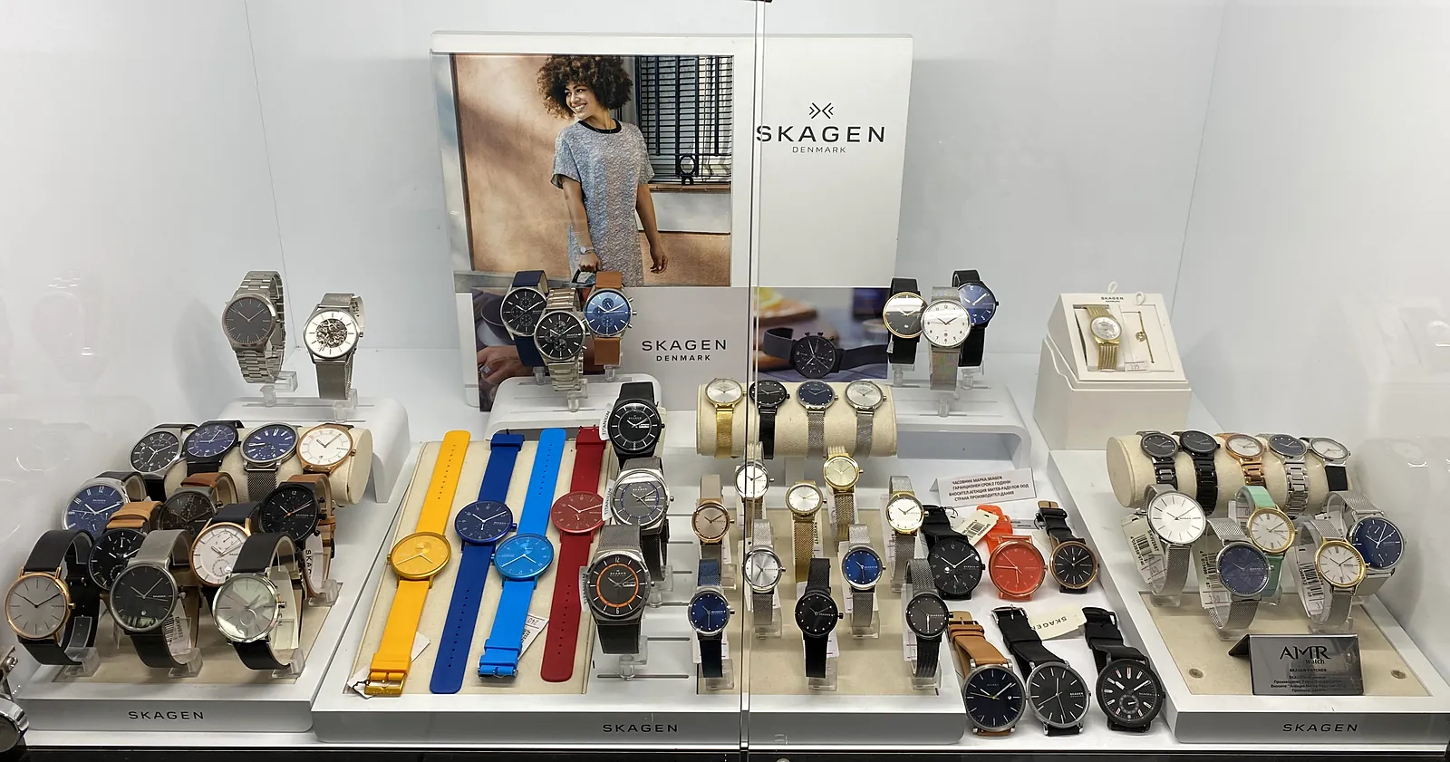 Витрината с часовници Skagen