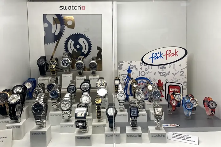 Витрината с часовници Swatch и Flik Flak