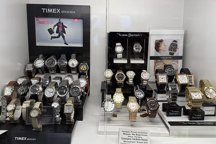 Витрината с часовници Timex и Yves Bertelin